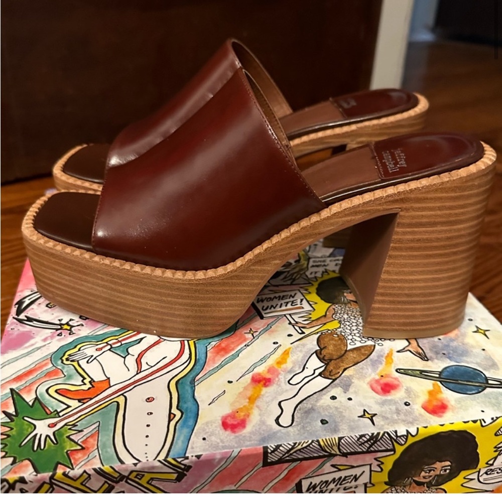 Jeffrey Campbell Concert Platform Sandals Brown 7.5 NWOB
Burgundy